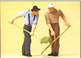 Preiser 63053 Farmers with scythe and pitch-fork