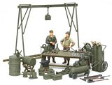 Tamiya 25106 WWII US Field Maintenance Yard 1/35 w/2 Figures